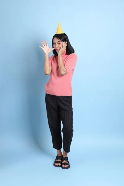 Jovem Mulher Asiática Vestindo Roupas Rosa Fundo Azul — Fotografia de Stock
