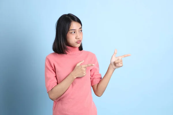 Jovem Mulher Asiática Vestindo Roupas Rosa Fundo Azul — Fotografia de Stock