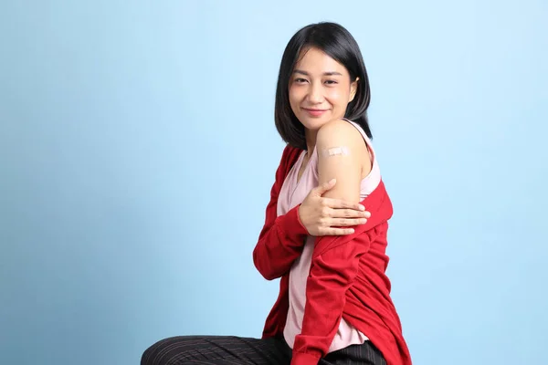 Belle Femme Asiatique Avec Bandage Sur Son Épaule Assise Sur — Photo