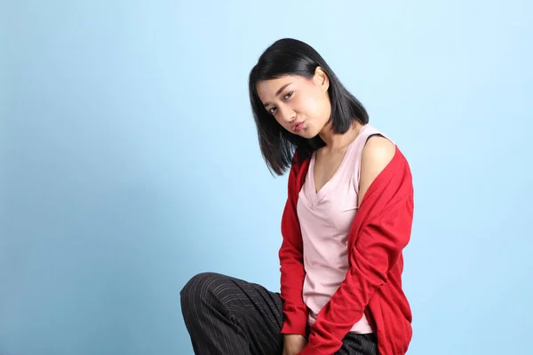 Bela Mulher Asiática Com Bandagem Ombro Sentado Fundo Azul — Fotografia de Stock