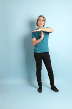 Mavi arka plandaki kıdemli Asyalı adam..