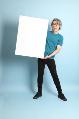 Mavi arka plandaki kıdemli Asyalı adam..