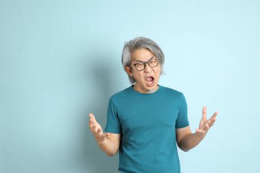 Mavi arka plandaki kıdemli Asyalı adam..