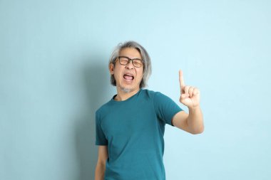 Mavi arka plandaki kıdemli Asyalı adam..