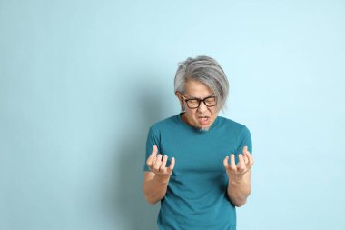 Mavi arka plandaki kıdemli Asyalı adam..