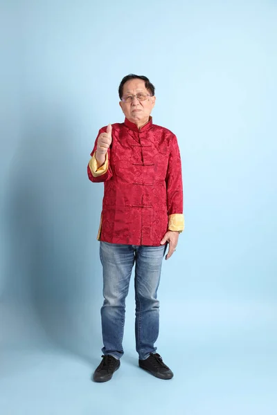 Senior Aziatische Man Draagt Traditioneel Chinees Shirt Blauwe Achtergrond — Stockfoto