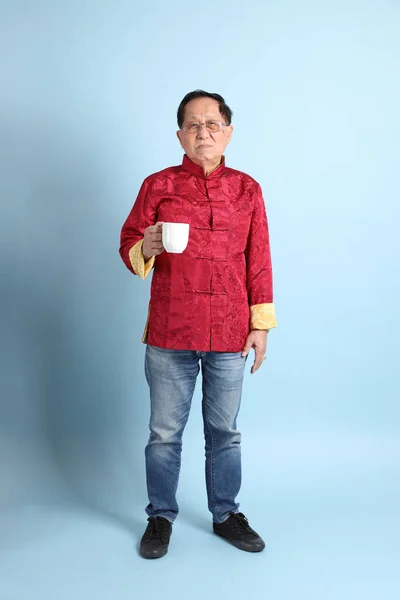 Mavi Arka Planda Geleneksel Çin Gömleği Giyen Kıdemli Asyalı Adam — Stok fotoğraf