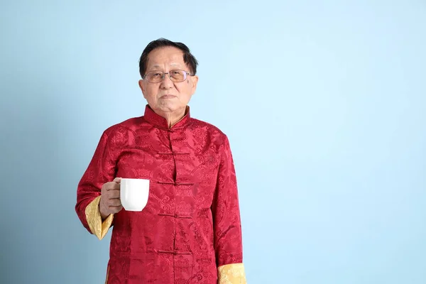 Végzős Ázsiai Férfi Hagyományos Kínai Inget Visel Kék Háttéren — Stock Fotó