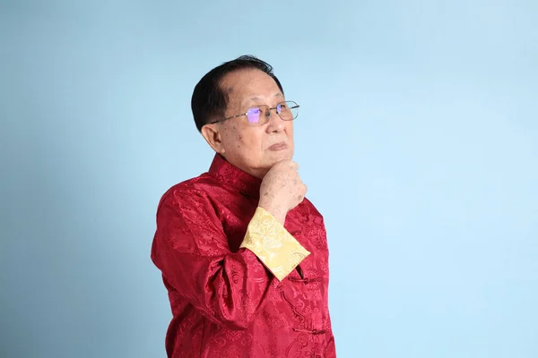 Homem Asiático Sênior Vestindo Camisa Chinesa Tradicional Fundo Azul — Fotografia de Stock