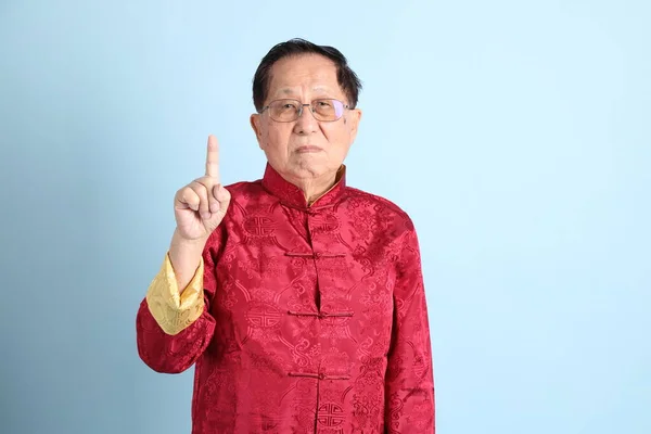 Homem Asiático Sênior Vestindo Camisa Chinesa Tradicional Fundo Azul — Fotografia de Stock