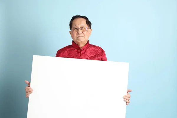 Uomo Asiatico Anziano Indossa Camicia Tradizionale Cinese Sullo Sfondo Blu — Foto Stock