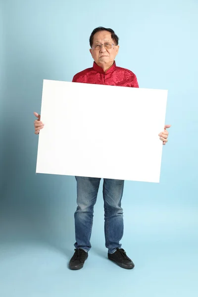 Homem Asiático Sênior Vestindo Camisa Chinesa Tradicional Fundo Azul — Fotografia de Stock