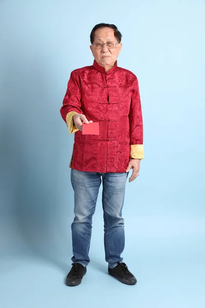Старший Азиат Традиционной Китайской Рубашке Синем Фоне — стоковое фото