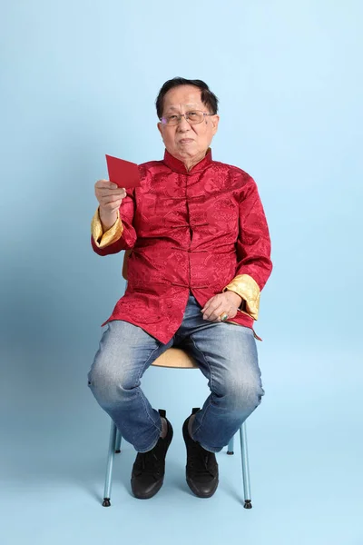 Der Ältere Asiatische Mann Traditionellen Chinesischen Hemd Sitzt Auf Dem — Stockfoto