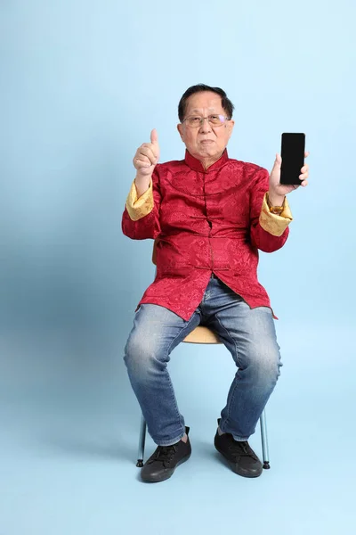 Uomo Asiatico Anziano Indossa Camicia Tradizionale Cinese Seduta Sullo Sfondo — Foto Stock