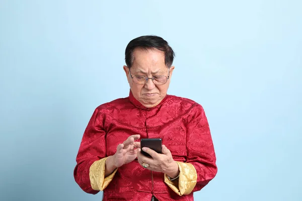 Starší Asijský Muž Tradiční Čínské Košili Sedí Modrém Pozadí — Stock fotografie
