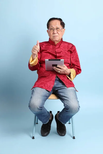 Der Ältere Asiatische Mann Traditionellen Chinesischen Hemd Sitzt Auf Dem — Stockfoto