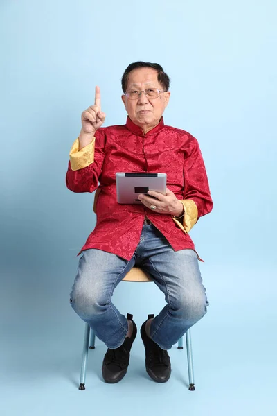 Geleneksel Çin Gömleği Giyen Yaşlı Asyalı Adam Mavi Arka Planda — Stok fotoğraf