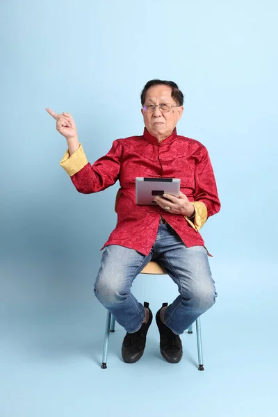 青い背景に中国の伝統的なシャツを着たアジア系の先輩 — ストック写真