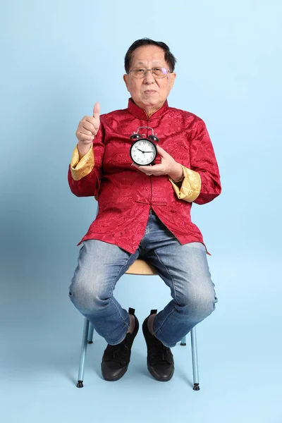 Den Äldre Asiatiska Mannen Bär Traditionell Kinesisk Skjorta Sitter Den — Stockfoto
