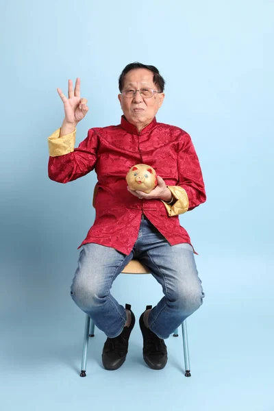 Senior Aziatische Man Draagt Traditionele Chinese Shirt Zittend Blauwe Achtergrond — Stockfoto