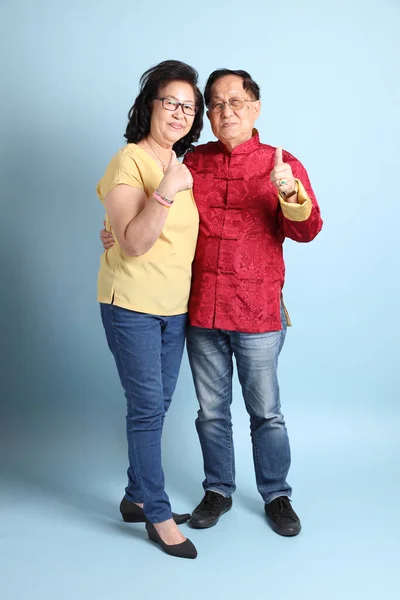 Das Ältere Asiatische Paar Steht Auf Blauem Hintergrund — Stockfoto