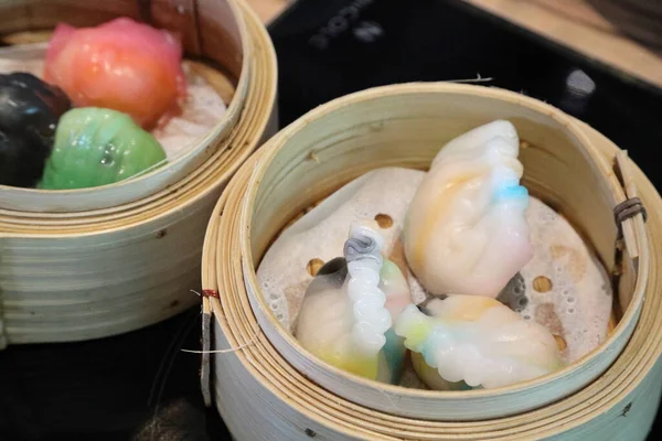 Ροή Κινεζικών Τροφίμων Που Ονομάζεται Dim Sum Σερβίρεται Στο Καλάθι — Φωτογραφία Αρχείου