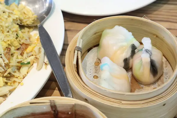 Streaming Chinese Food Named Dim Sum Served Basket — Stockfoto