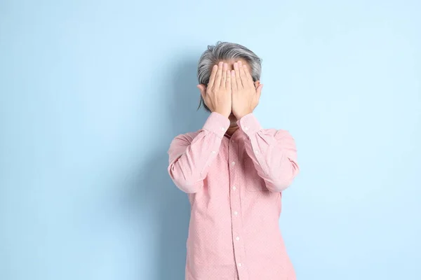 Senior Asian Man Standing Blue Background Pink Shirt — Stok fotoğraf
