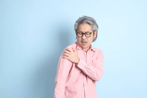 Senior Asian Man Standing Blue Background Pink Shirt — Foto Stock