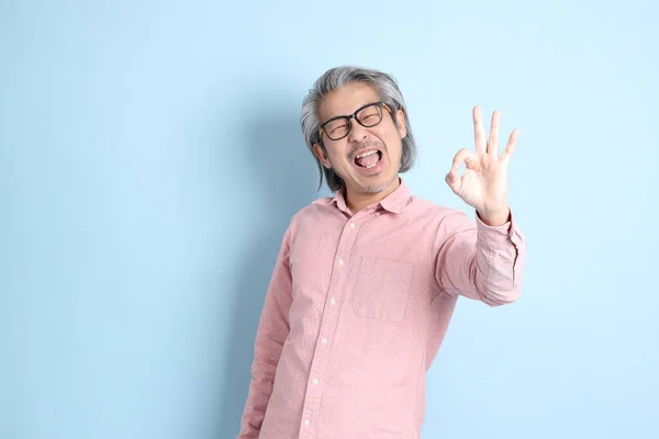 Senior Asian Man Standing Blue Background Pink Shirt — Fotografia de Stock