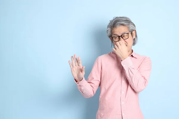 Senior Asian Man Standing Blue Background Pink Shirt — Stok fotoğraf