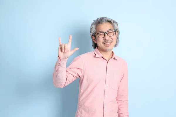 Senior Asian Man Standing Blue Background Pink Shirt — Stock fotografie