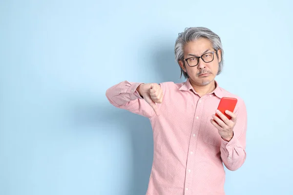 Senior Asian Man Standing Blue Background Pink Shirt — Stockfoto