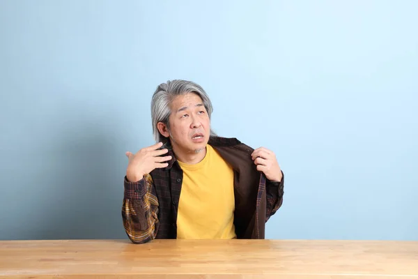 Anziano Asiatico Indossa Camicia Quadri Gialla Seduto Alla Scrivania Con — Foto Stock