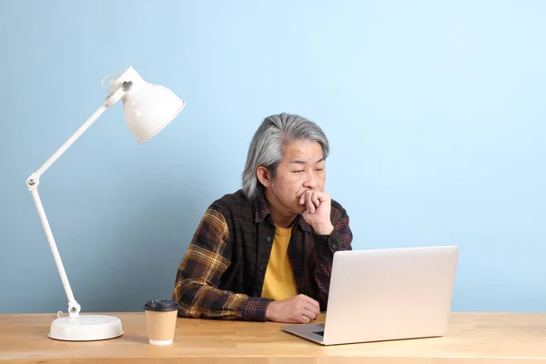 Uomo Asiatico Anziano Indossa Una Camicia Gialla Che Lavora Computer — Foto Stock