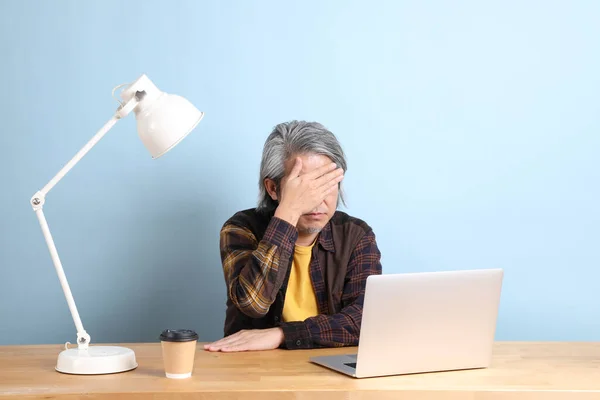 Den Äldre Asiatiska Mannen Bär Gul Tallrik Skjorta Arbetar Laptop — Stockfoto