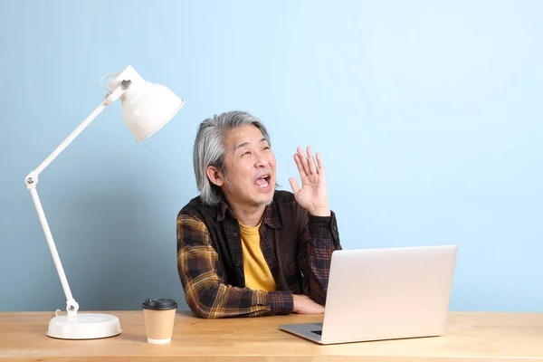 Uomo Asiatico Anziano Indossa Una Camicia Gialla Che Lavora Computer — Foto Stock