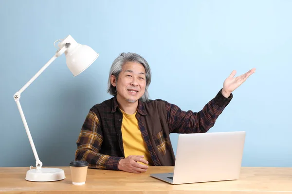 Uomo Asiatico Anziano Indossa Una Camicia Gialla Che Lavora Computer — Foto Stock