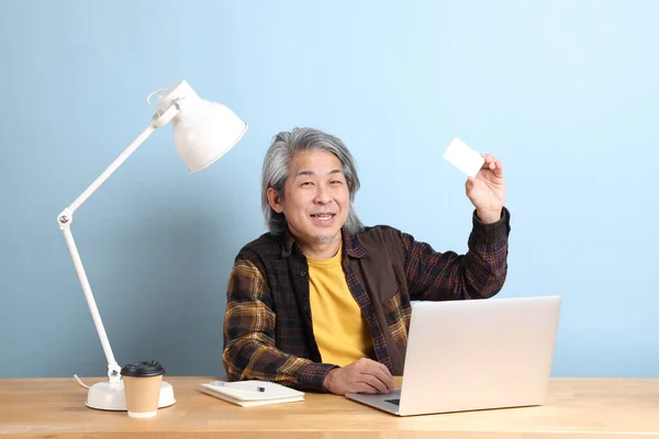 Uomo Asiatico Anziano Indossa Una Camicia Gialla Che Lavora Computer — Foto Stock