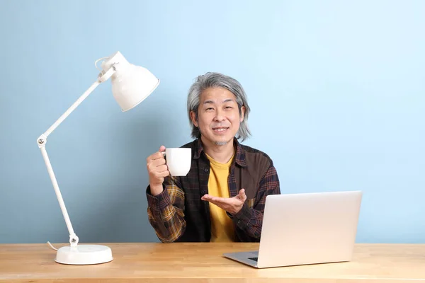 Uomo Asiatico Anziano Indossa Una Camicia Gialla Che Lavora Computer — Foto Stock