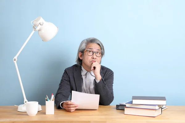 Senior Asian Businessman Working Working Desk Blue Background — Fotografia de Stock