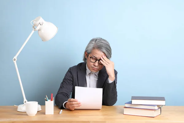 Senior Asian Businessman Working Working Desk Blue Background — Fotografia de Stock