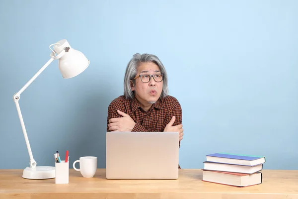 Homem Asiático Sênior Trabalhando Laptop Mesa Com Fundo Azul — Fotografia de Stock
