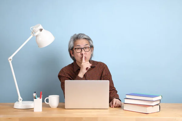 Homem Asiático Sênior Trabalhando Laptop Mesa Com Fundo Azul — Fotografia de Stock