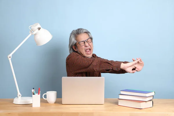 Den Äldre Asiatiska Mannen Arbetar Laptop Vid Skrivbordet Med Blå — Stockfoto