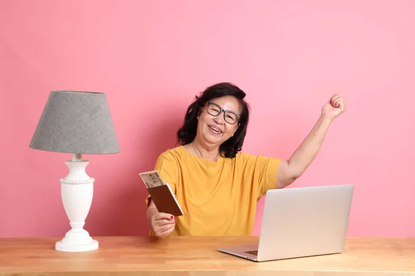 Senior Asian Woman Working Laptop Sitting Desk Pink Background — Zdjęcie stockowe