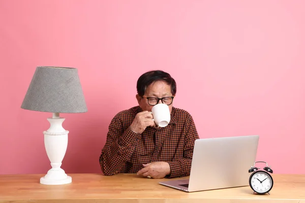 Uomo Asiatico Anziano Seduto Alla Scrivania Con Computer Portatile Sullo — Foto Stock