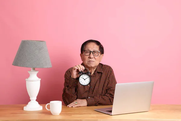Uomo Asiatico Anziano Seduto Alla Scrivania Con Computer Portatile Sullo — Foto Stock