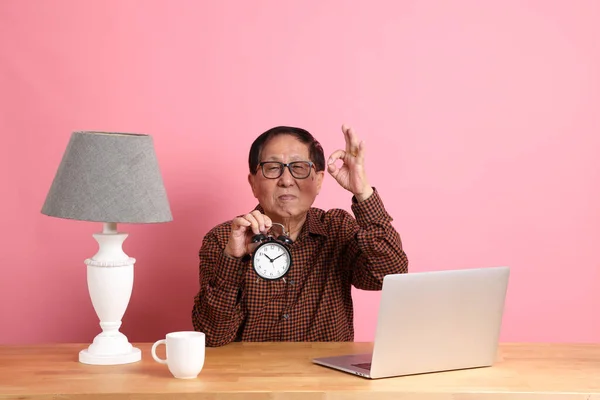 Uomo Asiatico Anziano Seduto Alla Scrivania Con Computer Portatile Sullo — Foto Stock